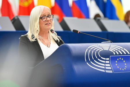 Die Irin Jackie Fox kämpft nach dem Suizid ihrer Tochter auch auf europäischer Ebene für neue Gesetze gegen Cybermobbing und digitale Gewalt. (Handout)