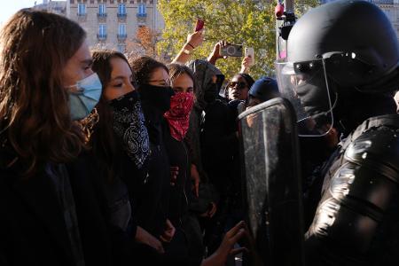 Schüler stehen der Polizei gegenüber - Schüler protestieren in Frankreich gegen Unterfinanzierung der Schulen