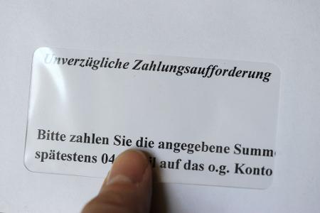 Angesichts gestiegener Lebenshaltungskosten geraten laut Wirtschaftsauskunftei Schufa mehr Menschen unter finanziellen Druck. (Symbolbild)