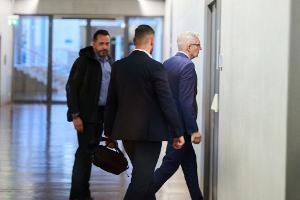 Im geheim tagenden Parlamentarischen Kontrollgremium (PKGr) des Bundestages wurde BND-Präsident Martin Jäger am Mittwoch zu den Spionagevorwürfen gegen den früheren Präsidenten des Bundesnachrichtendienstes, August Hanning, befragt. 