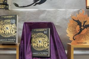 Fantasy-Roman "Fourth Wing" schwingt sich auf #BookTok-Thron