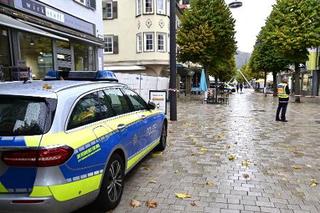 Die Polizei sperrte die Straßen rund um den Tatort weiträumig ab.