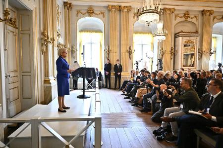 In Stockholm verkündete die Ständige Sekretärin der Schwedischen Akademie, Ingrid Carlberg, die Nobelpreisträgerin. 