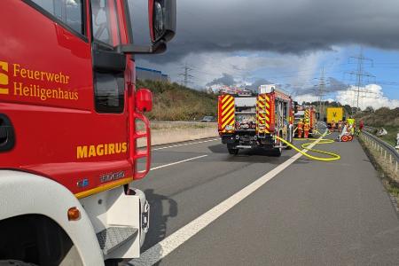 Die Einsatzstelle auf der A44 in Fahrtrichtung Essen, zwischen der Anschlussstelle Heiligenhaus und Anschlussstelle Hetterscheidt. (Foto: Feuerwehr Heiligenhaus)