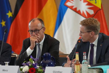 Daniel Günther (r) sprach bei 