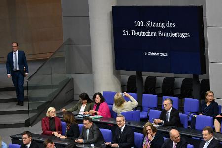 Dobrindt bei 100. Sitzung des 21. Bundestags