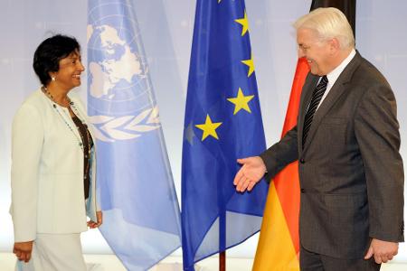 Bundespräsident Frank-Walter Steinmeier begrüßte Pillay 2008 zu einem Gespräch in Berlin. Damals war sie UN-Hochkommissarin für Menschenrechte. (Archivbild)