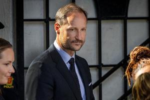 König Haakon dankt Helfern und startet erste Reise nach Narvik