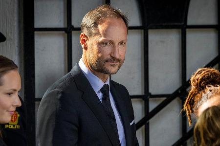 König Haakon dankt Helfern und startet erste Reise nach Narvik