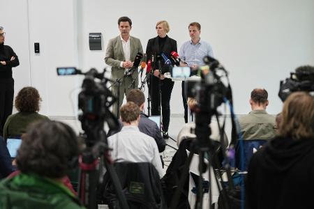Vertreter von SPD, Linken und Grünen in Berlin beraten über die Chancen einer Regierungsbildung. 