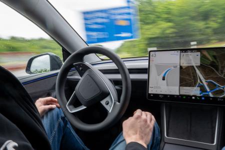 Die Menschen am Steuer müssen jederzeit bereit sein, die Kontrolle zu übernehmen - doch der Name des Systems deutete bisher autonomes Fahren an. (Archivbild) 