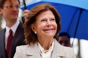 Königin Silvia besucht ihr altes Gymnasium in Düsseldorf