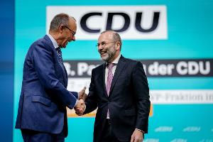 Auch CSU-Politiker Manfred Weber - hier mit CDU-Chef Friedrich Merz - befeuert vor einer CDU-Präsidiumsklausur die Debatte um den Kurs zur AfD. (Archivfoto)