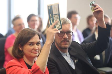 Die Spitzenkandidatin und Grünen-Fraktionschefin Claudia Müller und Grüne-Landeschef Ole Krüger stimmten für die Aufnahme von Koalitionsverhandlungen.