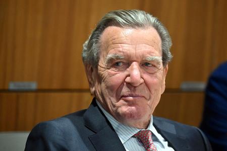 Die SPD Oberpfalz will, dass Altkanzler Schröder aus der Partei ausgeschlossen wird. (Archivbild)