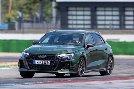 Das Foto zeigt einen Audi RS3 Competition Limited in Kurvenfahrt auf dem Hockenheimring. Der grüne Kompaktsportwagen ist aus schräger Frontperspektive mit breitem Singleframe‑Grill, großen Lufteinlässen und sportlicher Bereifung zu sehen. Die Aufnahme entstand auf der Rennstrecke in Hockenheim, erkennbar an Curbs und Streckenbegrenzungen.