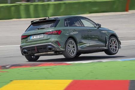 Das Foto zeigt einen Audi RS3 Competition Limited auf der Rennstrecke in Hockenheim. Der fünftürige Kompaktsportler wird in einer schnellen Kurvenfahrt über farbige Kerbs gezeigt; auffällig sind der breite Heckdiffusor, vier runde Endrohre sowie große Leichtmetallräder mit roten Bremssätteln.