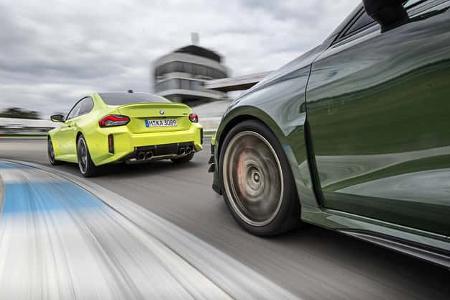 Das Foto zeigt einen Audi RS3 Competition Limited und ein BMW M2 Coupe in dynamischer Kurvenfahrt auf dem Hockenheimring. Sichtbar sind Performance-Details wie breite Reifen, große Bremsscheiben und am BMW die Vierrohr-Abgasanlage; die Mitzieherperspektive betont die Geschwindigkeit. Die Szene wirkt wie ein Vergleichslauf zweier Kompaktsportwagen auf der Rennstrecke.