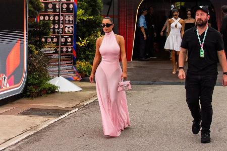 Kim Kardashian legt Glamour-Auftritt im F1-Fahrerlager hin