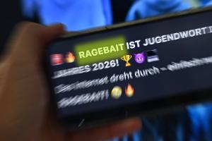 Susanne Daubner verkündet Jugendwort 2026 mit viel Humor