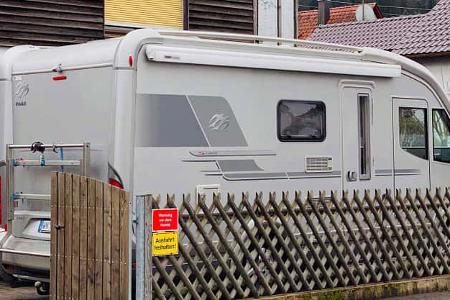 Wohnmobil abgestellt, Gartenzaun, Parkplatz