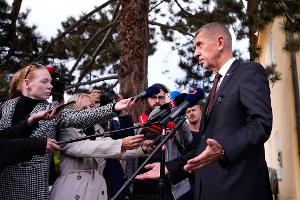 Der tschechische Ministerpräsident Andrej Babis (ANO) spricht mit den Medien, nachdem er bei den Senats- und Kommunalwahlen seine Stimme abgegeben hat.