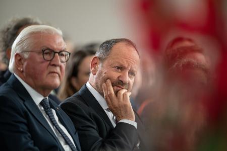 Der Preisträger des Friedenspreises, Philippe Sands, sitzt neben Bundespräsident Frank-Walter Steinmeier (l).