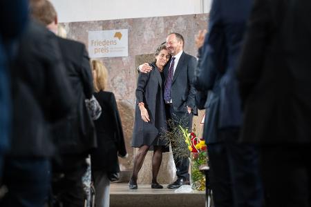 Friedenspreisträger Philippe Sands umarmt seine Frau nach der Verleihung.