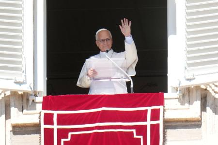 Papst Leo XIV. spricht auf dem Petersplatz im Vatikan das Angelusgebet.