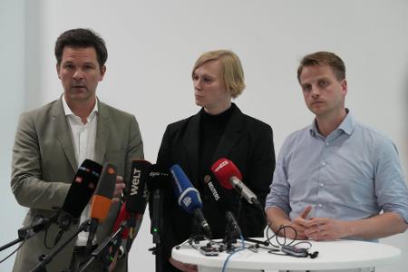 Den Sondierungsstand erläuterten in Berlin am Freitag Steffen Krach von der SPD, Nina Stahr von den Grünen und Maximilian Schirmer von der Linke.