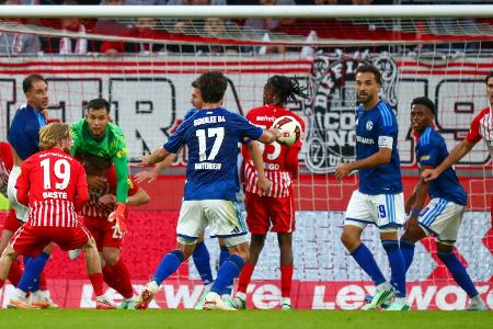 In Unterzahl: Freiburg springt an die Tabellenspitze