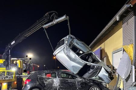 Bergungsarbeiten des Unfallfahrzeugs