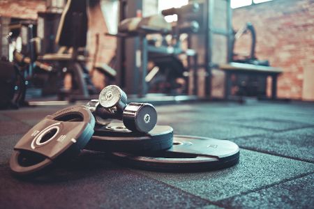 Gewichte liegen im Fitnessstudio auf dem Boden