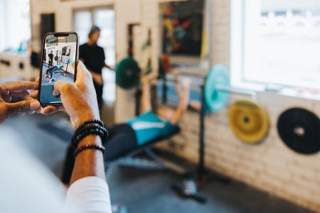 Mann filmt Frauen beim Fitness-Workout