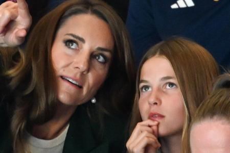 Kate und Charlotte überraschen Fahrgäste in der Londoner U-Bahn