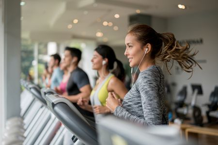 Menschen auf Laufbändern im Fitnessstudio