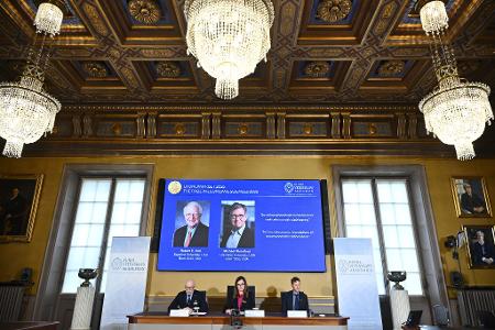Der Nobelpreis für Wirtschaftswissenschaften geht an die US-Ökonomen Robert E. Hall und Michael Woodford.