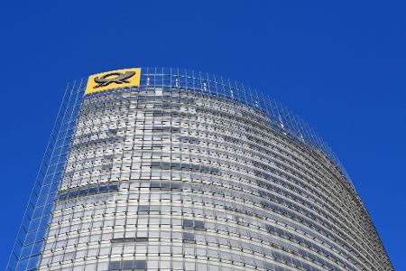 Auf der Konzernzentrale, dem Bonner Posttower, ist das gute alte Posthorn montiert.