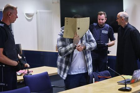 Der Prozess beginnt unerwartet. 