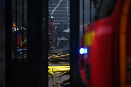 Die Feuerwehr brachte den Brand in der Markthalle unter Kontrolle.