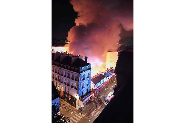 Die älteste Markthalle von Paris ist bei einem Feuer zerstört worden.
