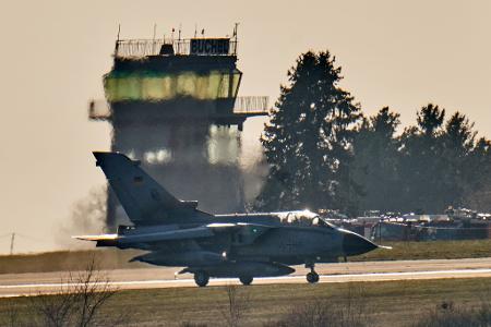 Zeichen des Zusammenhalts: Die Luftwaffe verlegt für die Nato-Übung drei Tornados nach Italien. (Archivbild)
