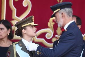 Leonors Orden fällt ab - König Felipe eilt seiner Tochter zu Hilfe