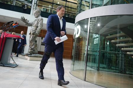 Berlin: Klingbeil gibt im Willy-Brandt-Haus Pressestatement zum Rücktritt von Bas als SPD-Chefin und Arbeitsministerin.
