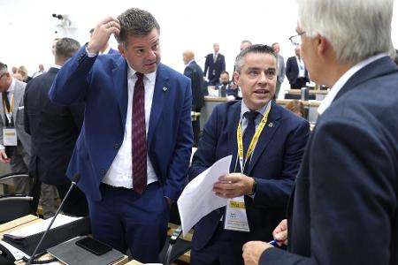 CDU-Fraktionschef Sven Schulze und der parlamentarische Geschäftsführer der CDU-Fraktion, Stefan Ruland, im Gespräch im Landtag. (Archivbild) 