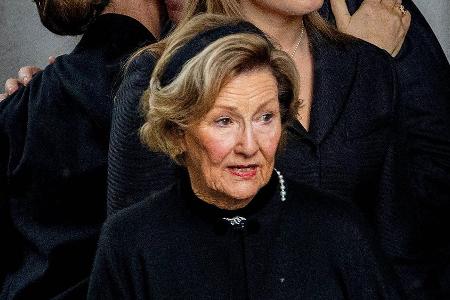 Königin Sonja besucht Archiv mit Abschiedsgrüßen für König Harald