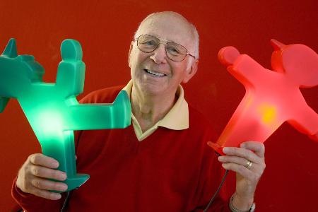 Der Erfinder des Ampelmännchens, Karl Peglau, starb 2009. (Archivbild)