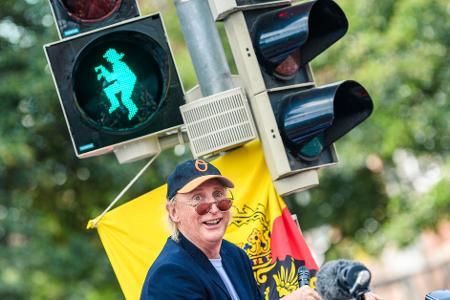 An Ampeln in Emden ist der hüpfende Komiker Otto mit wehenden Haaren zu sehen. (Archivbild)