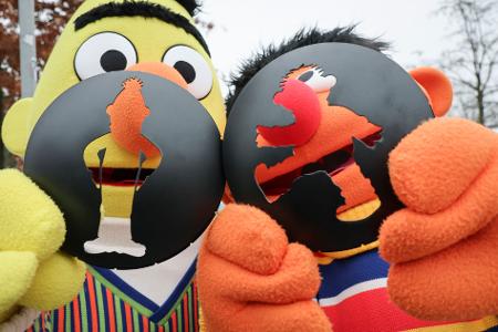 Ernie und Bert sind selbst gekommen, um in Hamburg ihre Ampel einzuweihen. (Archivbild)