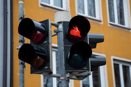 In Nürnberg zeigt die Ampel nach Albrecht Dürers Vorbild einen sitzenden (Rot) und einen springenden Feldhasen (Grün). (Archivbild)